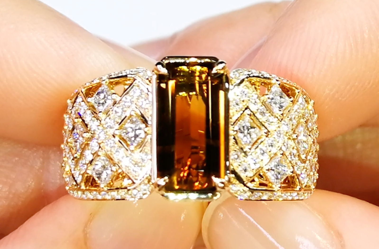 2.23ct Bi Color Alexandrite Chrysoberyl Ring with D Flawless Diamonds set in 18K Yellow Gold
