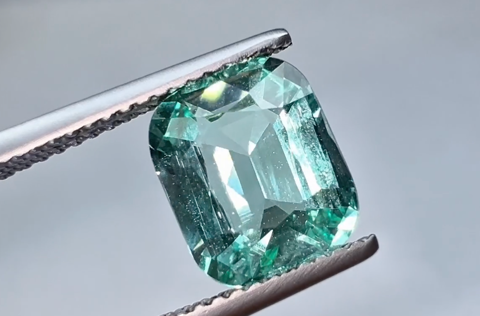 2.69ct No Oil Nigerian Emerald Bracelet with D Flawless Diamonds set in 18K Yellow Gold