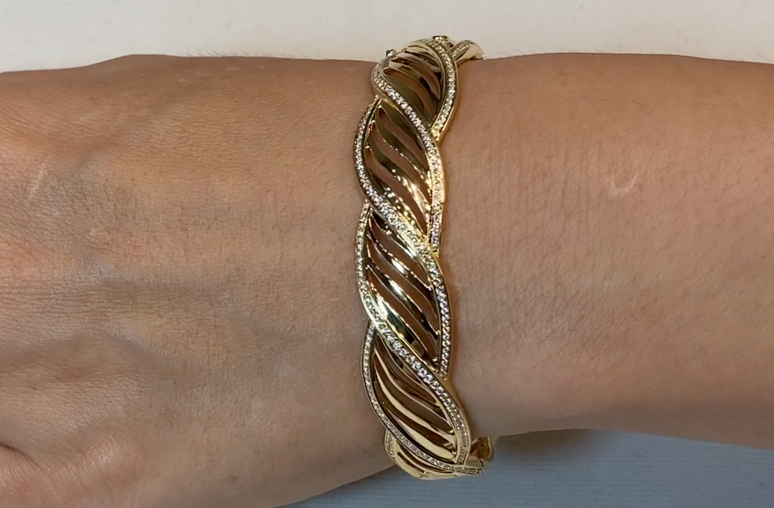 D Flawless Diamond Bangle set in 18K Yellow Gold