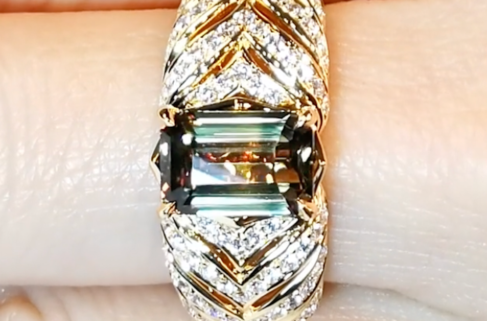 3.03ct Unheated Bi Color Sapphire Ring with D Flawless Diamonds set in 18K Yellow Gold