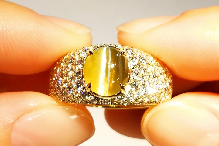 4.20ct Ceylon Milk & Honey Cats Eye Chrysoberyl Ring with D Flawless Diamonds set in 18K Yellow Gold