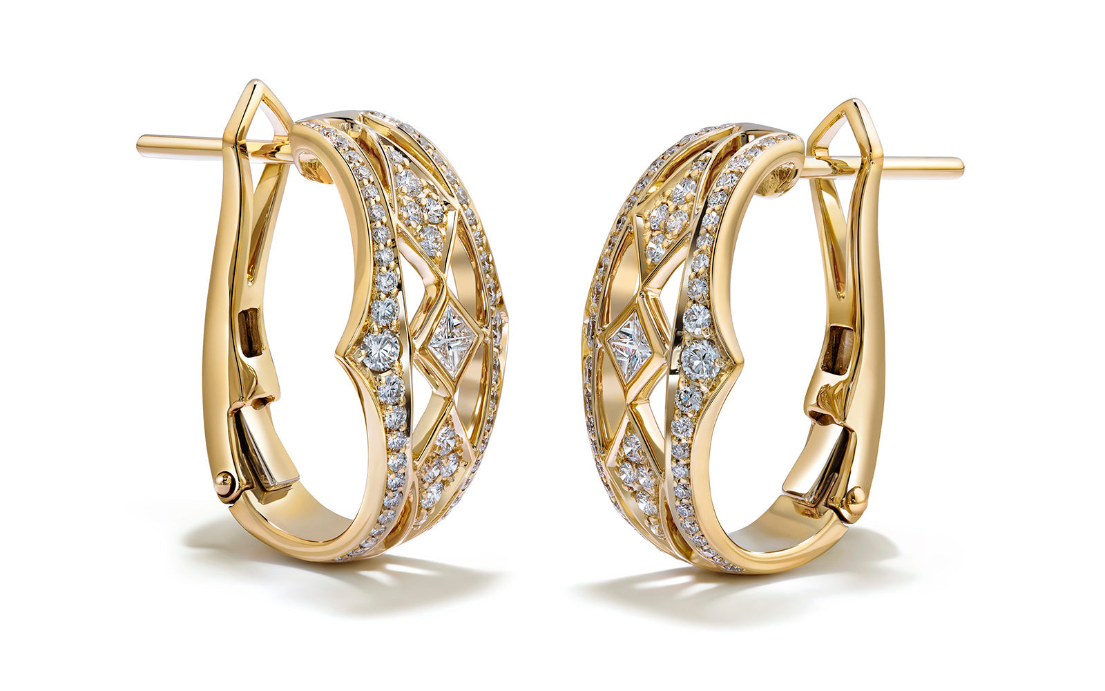 0.64ct D Flawless Diamond Earrings set in 18K Yellow Gold